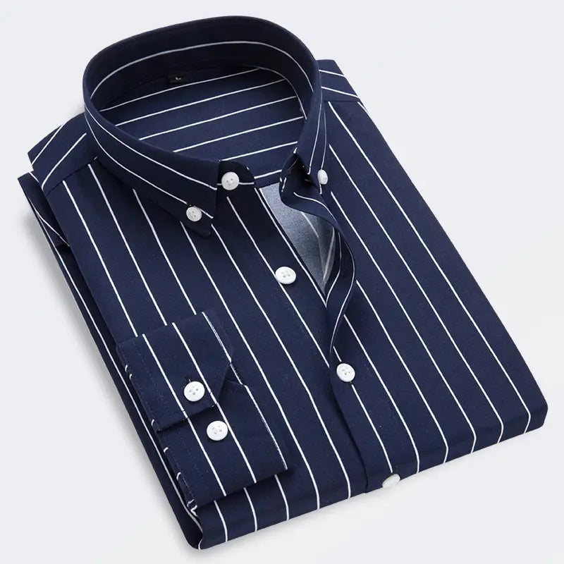 Herren gestreiftes Slim-Fit-Langarm-Freizeithemd in Navyblau mit weißen vertikalen Streifen und passenden weißen Knöpfen.