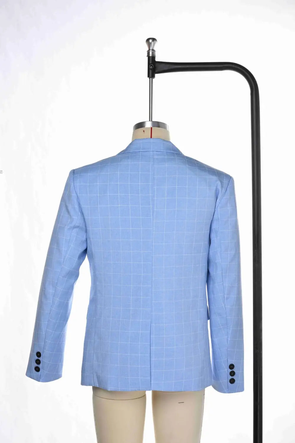 Hellblauer Karomuster-Business-Anzugjackenblazer mit dezentem weißem Karomuster und schwarzen Knöpfen an den Manschetten sowie der Vorderen Verschlussleiste.
