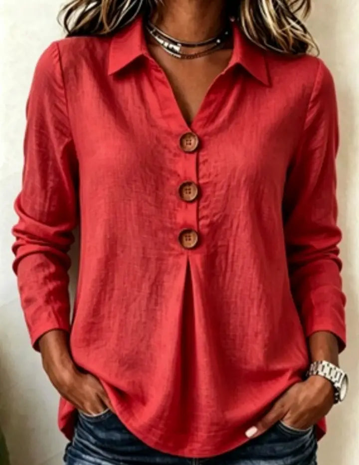 Eine leuchtend rote Damen-Knopfleistenbluse mit langen Ärmeln, lockerer Passform und Holzknöpfen, geeignet für den Casual-Einsatz.