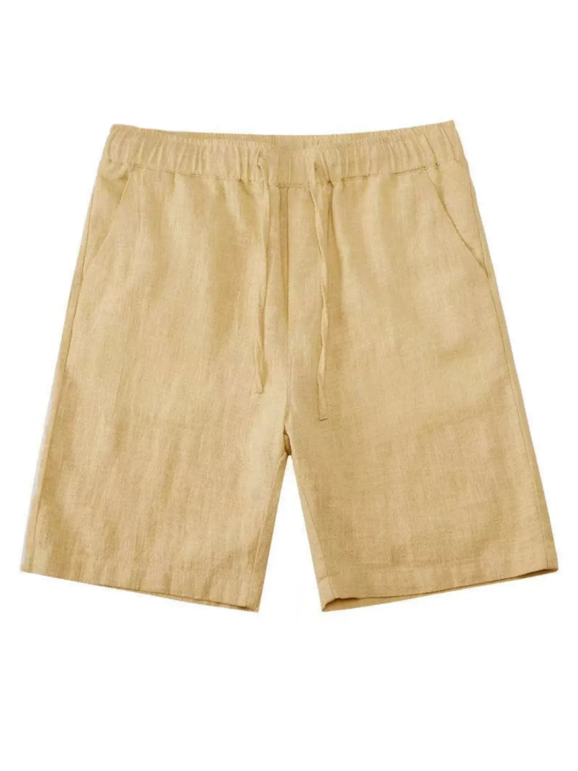 shorts en lin beige, taille élastique avec cordon de serrage, assortis à une chemise en lin boutonnée ample et décontractée pour homme.