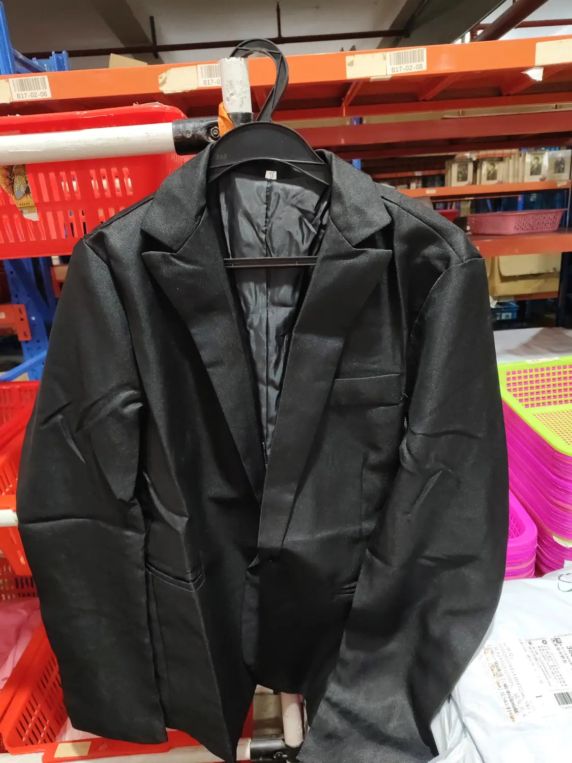 Veste de blazer décontractée à simple boutonnage bleu marine pour homme avec un design ajusté et élégant et une légère brillance dans un tissu noir.
