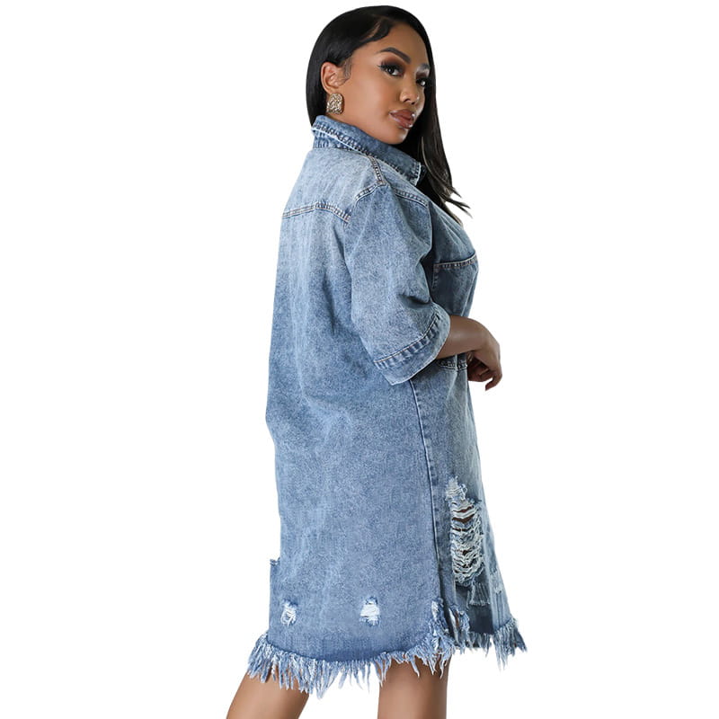 Robe chemise midi en denim, en lavage bleu délavé, avec empiècements abîmés et ourlet effiloché.