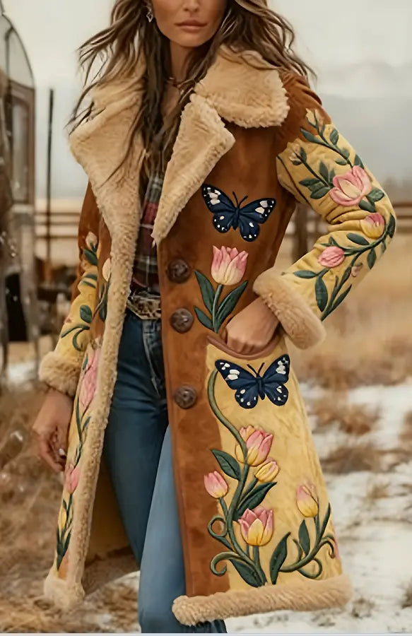 Brauner Woll-Lammfellmantel mit bestickten rosa-, gelben- und blauen floralen sowie Schmetterlingsmustern.