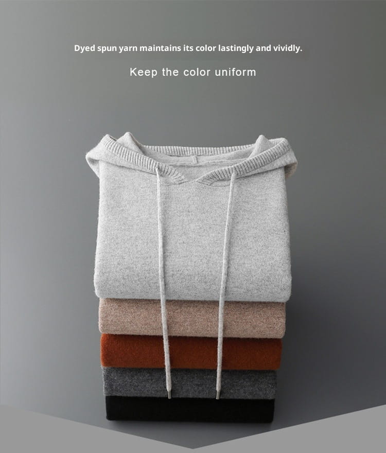 Ein Stapel aus fünf ordentlich gefalteten Herren-Strickpullovern mit Kapuze, locker geschnitten, in sanften melierten Farbtönen, darunter helles Grau, Beige, Rostorange, Kohlegrau und Schwarz.