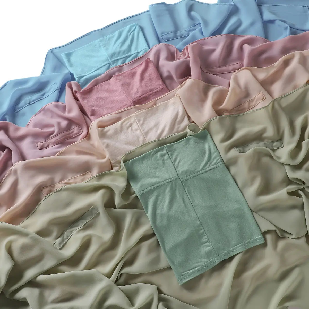 Un sous-vêtement taille haute vert menthe pastel doux, au tissu lisse et à des détails de couture subtils, présenté avec un hijab magnétique en mousseline couleur unie kaki.