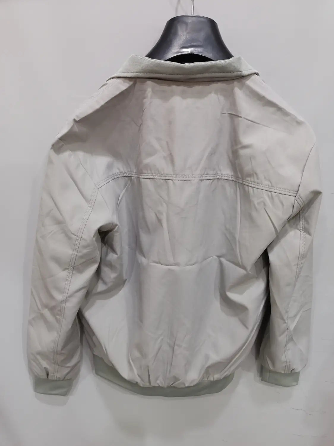 Veste bombardier légère pour homme avec fermeture éclair et doublure à carreaux en gris clair, présentant un effet discret et des poignets côtelés assortis