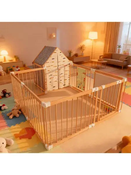 Parque infantil de madera de color claro para bebés con 10 paneles plegables, con una pequeña estructura de casa en su interior para un juego seguro en interiores.