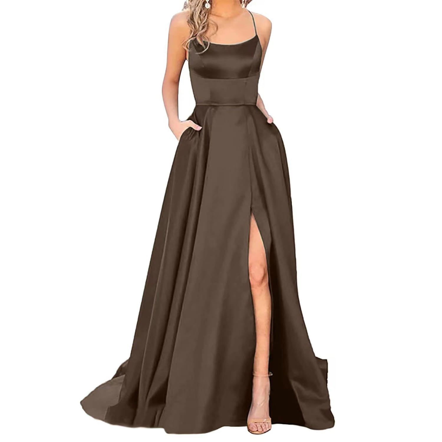 Ein elegantes Satin-Braun-Kleid für den Boden mit hohem Schlitz, quadratischem Ausschnitt und dünnen Spaghettiträgern.