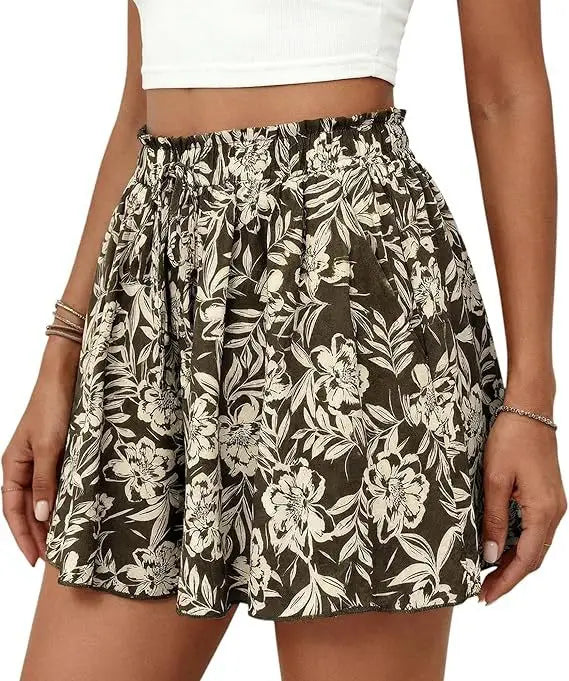 Olivgrünen floralen Muster-Shorts mit hoher Taille und A-Linien-Schnitt mit gerafftem Bund und fließendem Stoff, entworfen für komfortable Sommerkleidung