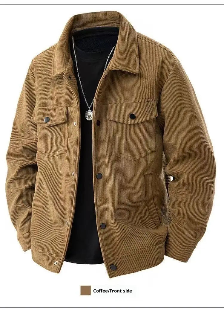 Herren-Cord-Arbeitsjacke in Hellbraun mit klassischem Kragen, Front-Knopfverschluss und zwei Brusttaschen, ausgelegt für lockere, lässige Kleidung.