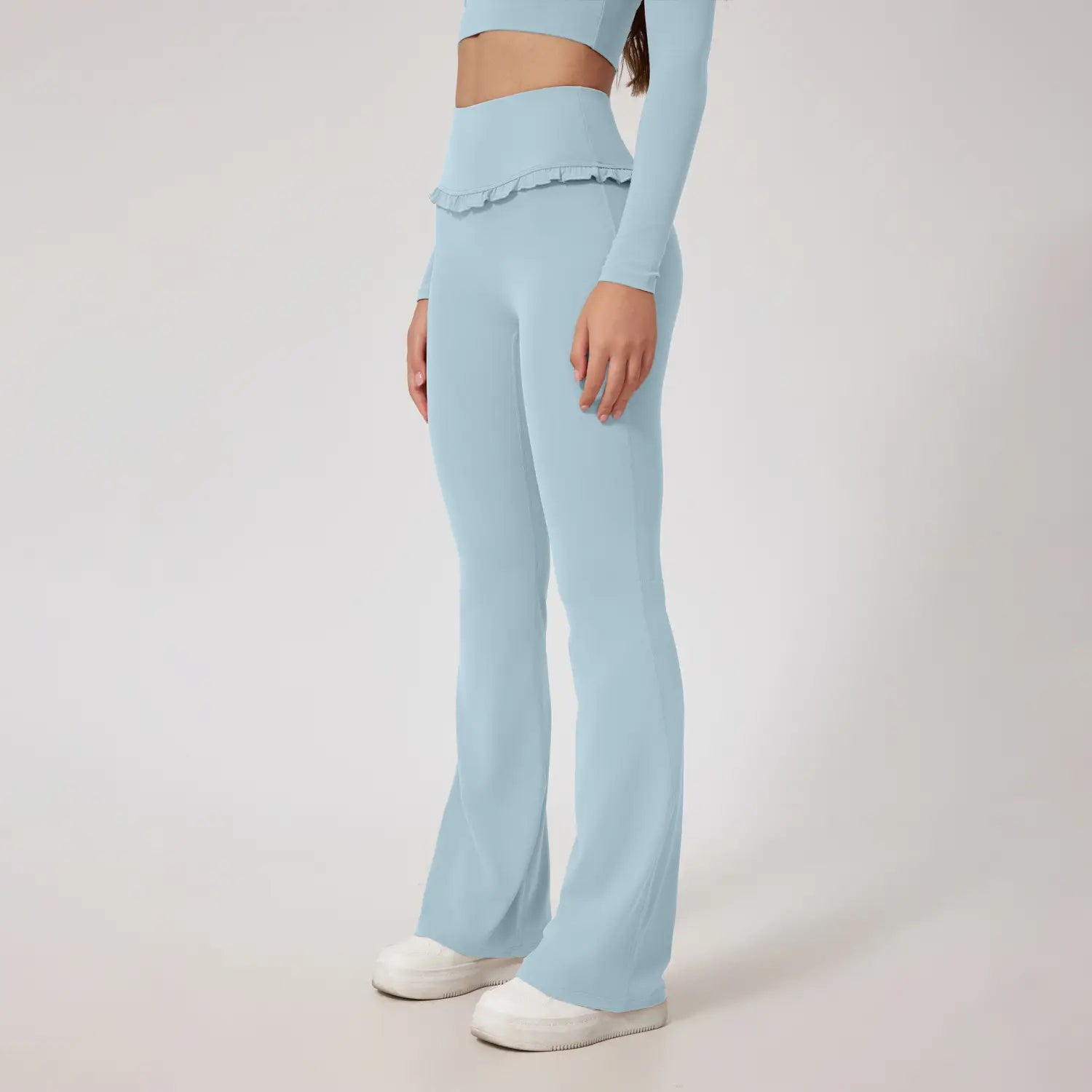 Leggings évasés bleu clair taille haute avec un détail de bas à volants, conçus pour une utilisation au quotidien active