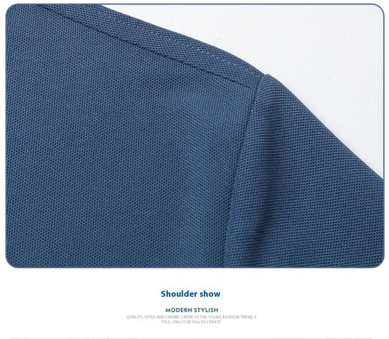 Schulternaht-Detail aus blau strukturiertem Strickstoff am Herren-Poloshirt mit kurzem Ärmel – Casual-Sommeroberteil.