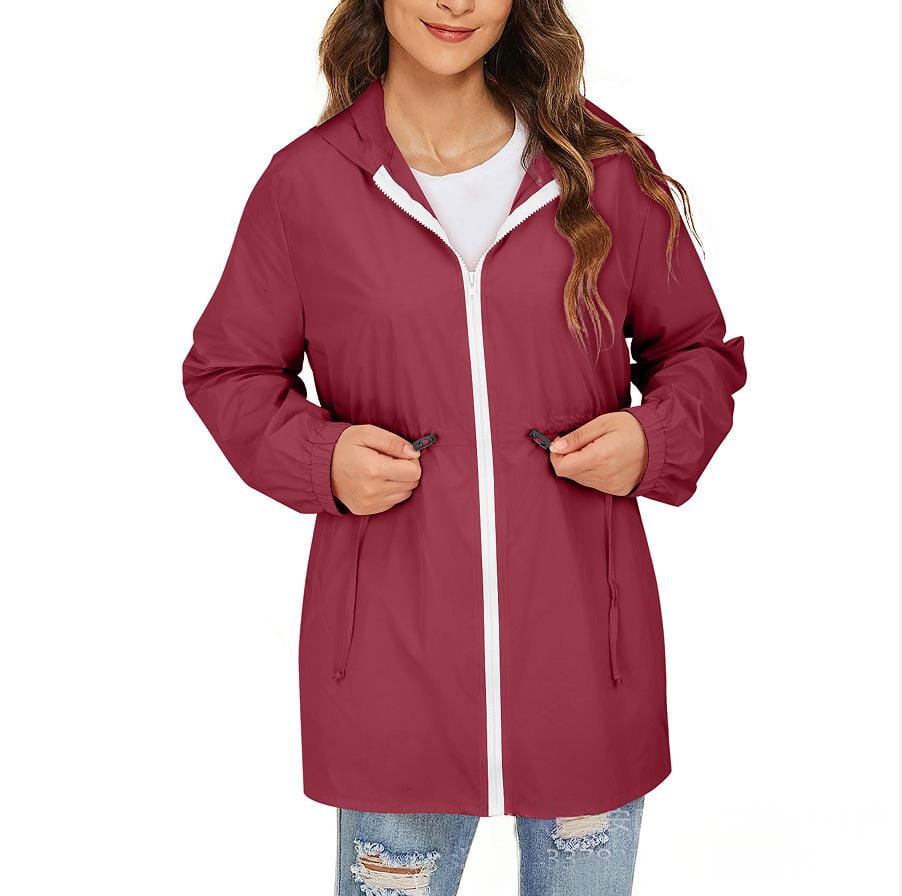 Wasserdichte Windbreaker-Regenjacke mit Kapuze für Damen in Bordeauxrot mit weißem Reißverschluss und Verzierung, ausgelegt für den Außenschutz.