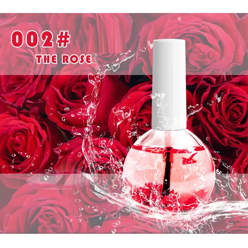 Une bouteille en verre transparente munie d’un bouchon blanc, remplie de vernis à ongles rouge et d’un pinceau noir à l’intérieur, pour un traitement huile revitalisant des fleurs séchées pour les ongles et les cuticules.