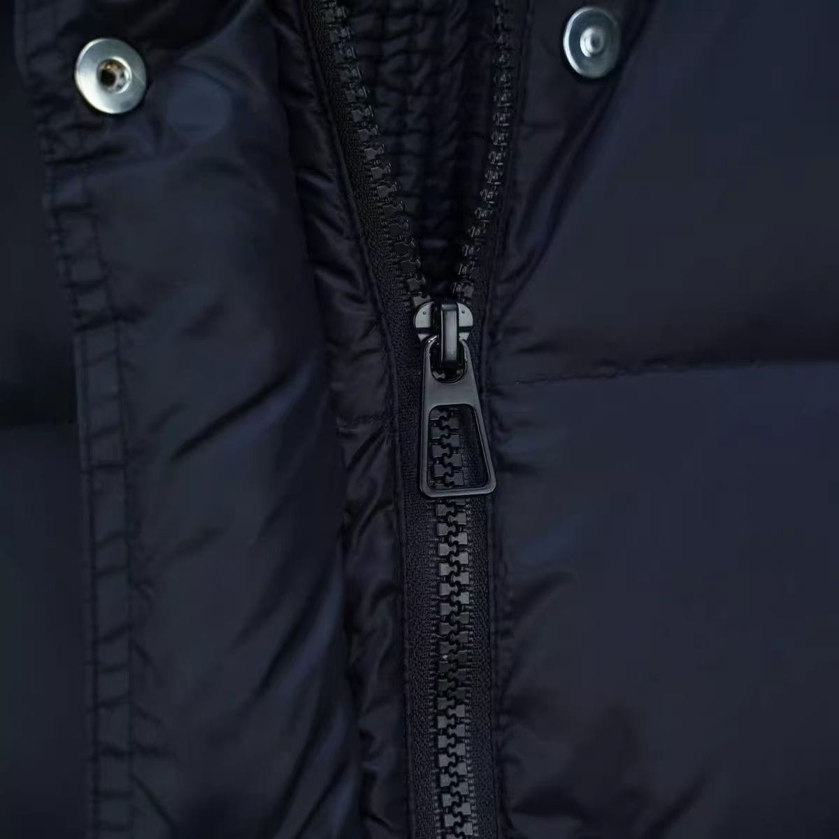 Chaqueta de invierno acolchada de plumón morada para mujer con diseño acolchado negro, tirador de cremallera con tono plateado y botones a presión a juego.