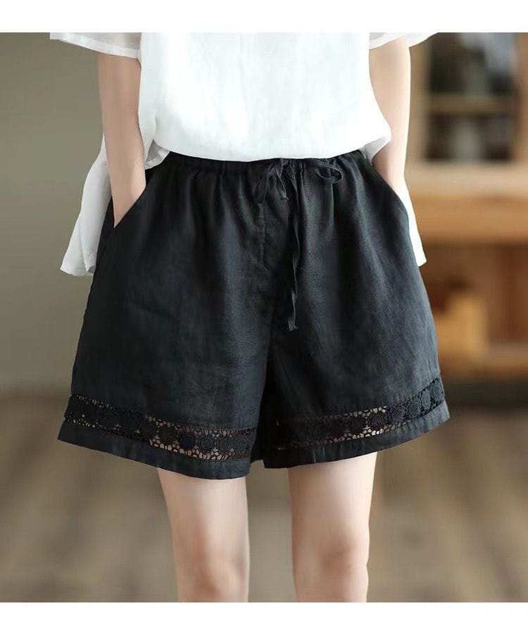 schwarze Baumwoll-Leinen-Shorts mit zarter Spitzenverzierung am Saum und verstellbarem Tunnelzugbund aus der Kollektion der Baumwoll-Leinen-Hosen mit Schnürung.