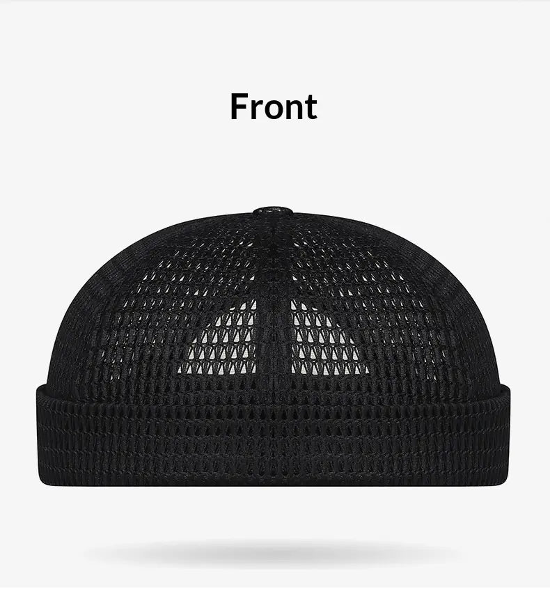 Gorra tipo baseball de malla negra para mujer con visera acanalada y un sutil logotipo blanco; ideal como gorra de verano.