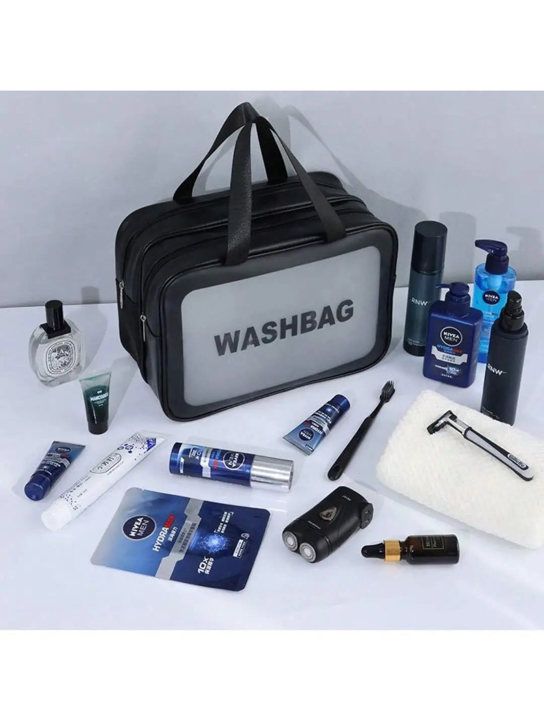 Schwarze und graue Reise-Wäschtasche aus robustem Material, mit washbag in kräftigen Großbuchstaben bedruckt; für die Nutzung als Wäsche-Organizer mit Trennung von trocken und nass.