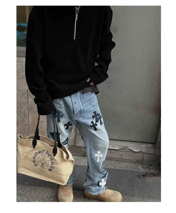 Bolsa tote de lona beige con asas negras y logotipo bordado, acompañando una sudadera tipo jersey acanalada de media cremallera para hombre.