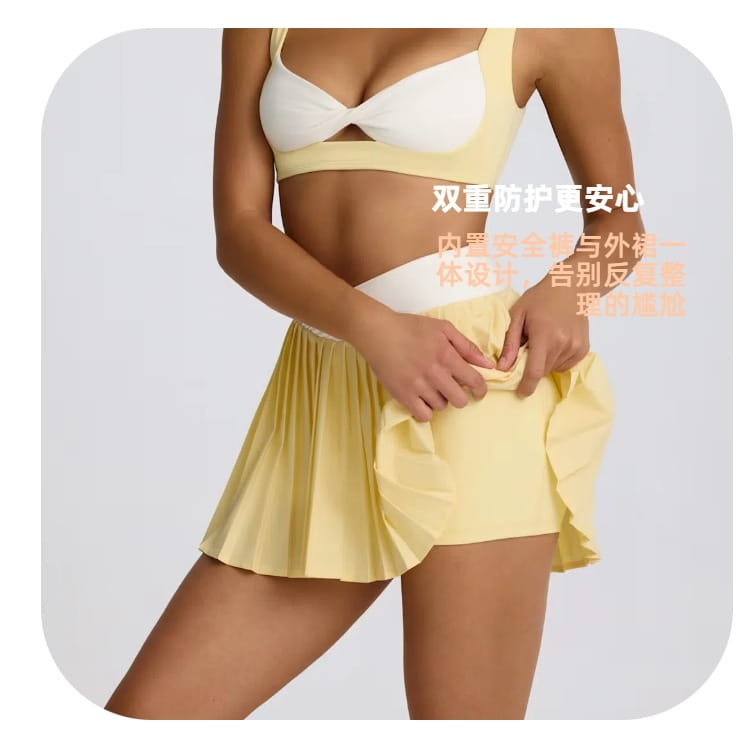 Ein hellgelber plissierter Sportrock-Skort mit weißem Unterfutter und integrierter Sicherheitsausführung für sicheren Halt und figurformende Fitnessbekleidung.