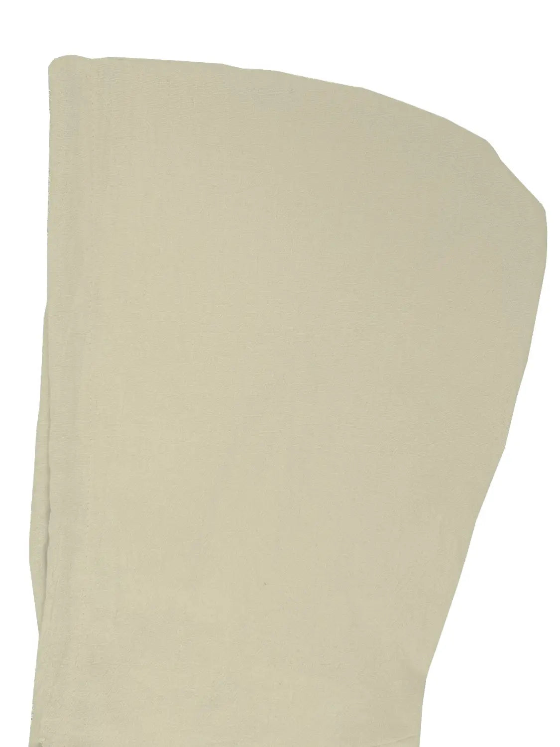 Funda para silla de tela color beige, con superficie lisa y ligeramente texturizada, adecuada para la visualización de una camisa de cárdigan con capucha ligera para hombre.
