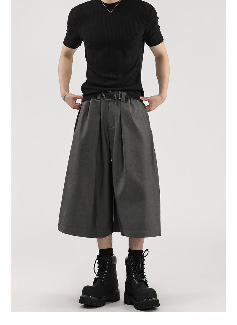 Short de costume pour hommes à jambes larges plissées gris foncé, avec une coupe moderne structurée conçue pour les occasions formelles.