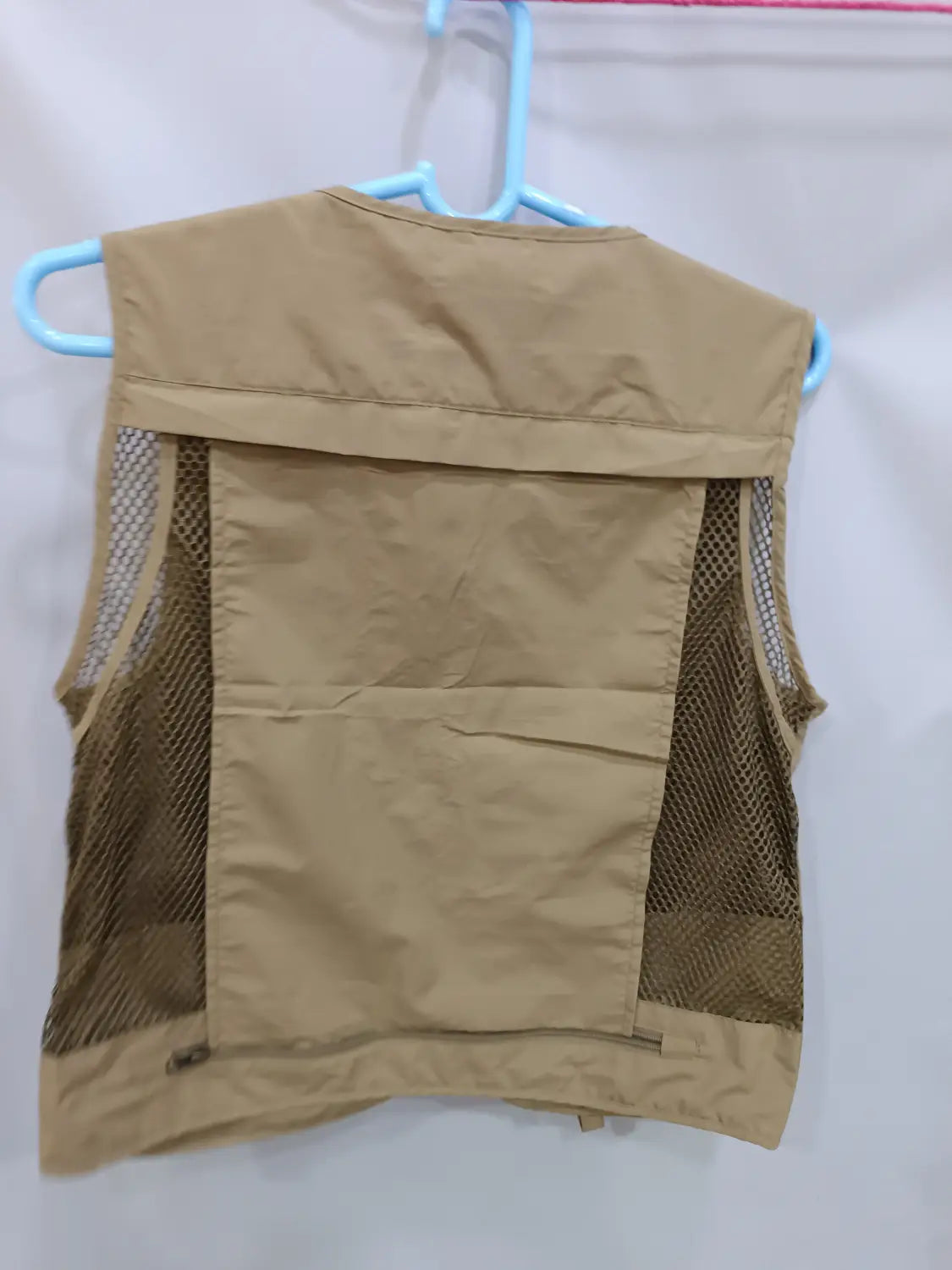 Taktische Wanderweste in Tan mit Mesh-Einsätzen an den Seiten und einem zentralen festen Stoffbereich, ausgelegt als Utility-Cargojacke mit 14 Taschen