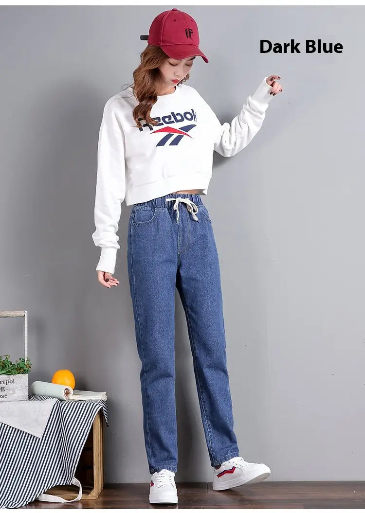 Jean droit taille haute style coréen en denim bleu foncé, avec une taille à cordon de serrage, présenté vu de l’arrière.