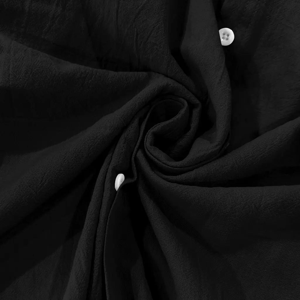 Tela de algodón negra con dos botones blancos, en una camisa entallada para hombre en mezcla de lino con cuello alzapié y manga larga.