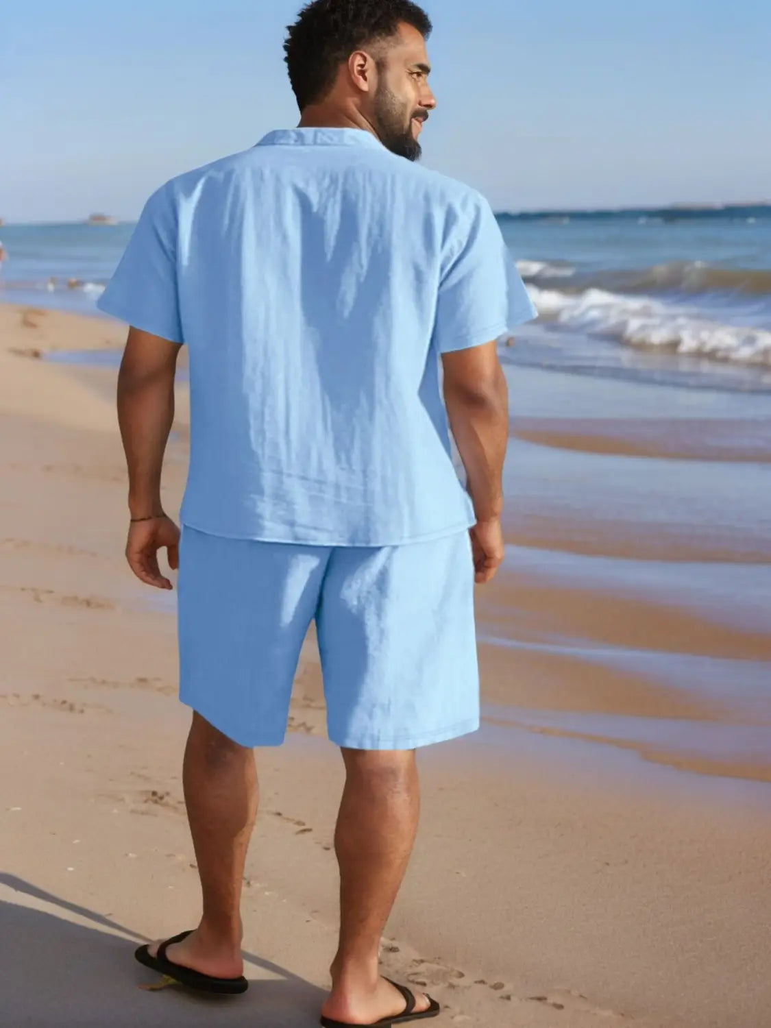 shorts en lin bleu clair assortis à une chemise en lin boutonnée ample et décontractée pour homme, idéal pour des tenues d’été confortables