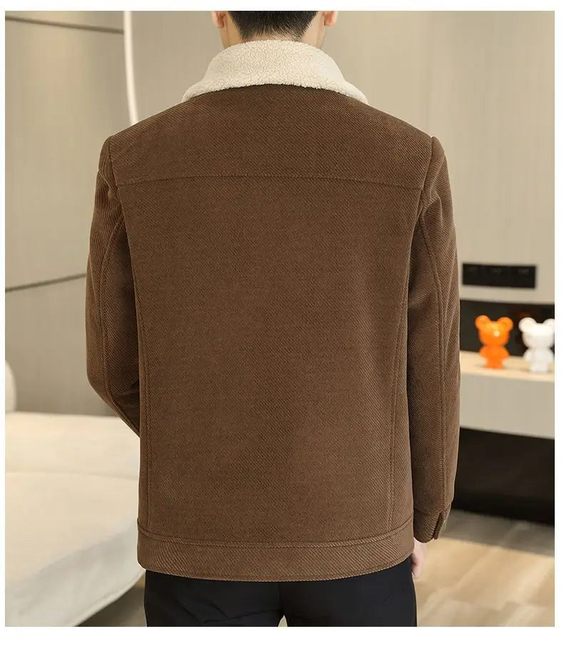 Veste en sergé côtelé doublée de peau retournée pour homme, de couleur marron, avec un col en peau retournée blanc et duveteux.