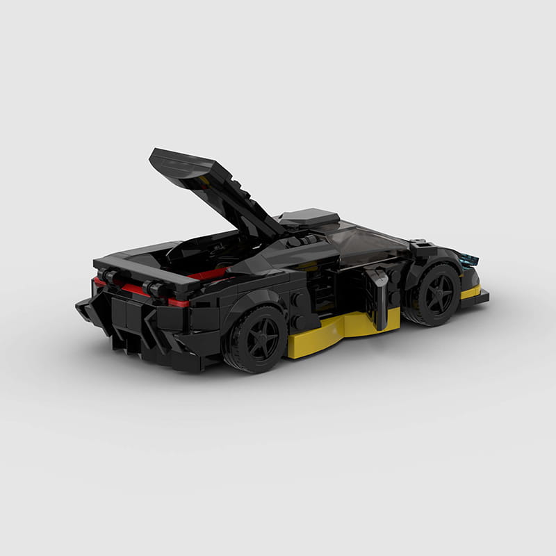 Modèle de voiture de sport Lego noir et jaune avec hayon arrière ouvert, issu de l’ensemble de construction de la voiture de course M10271, contenant 326 pièces.