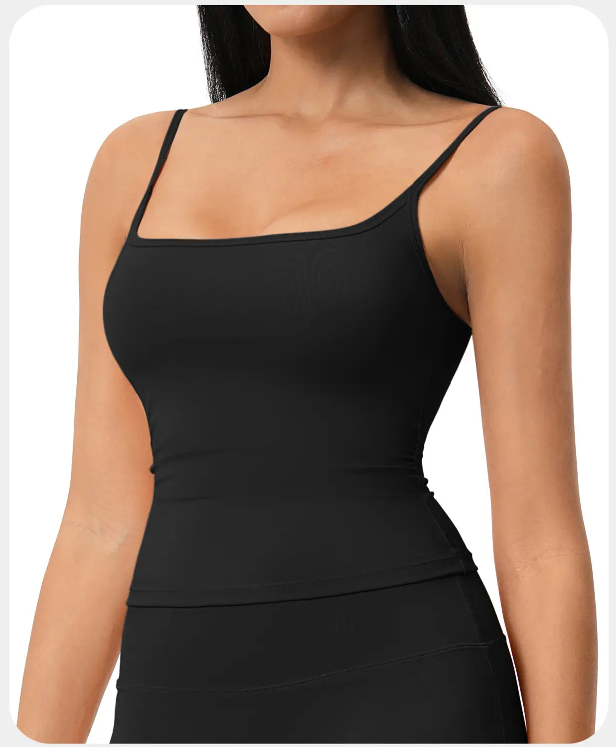 Camisola deportiva sin mangas acolchada negra con escote cuadrado y tirantes tipo spaghetti, confeccionada con tela de secado rápido para uso en entrenamiento y ropa deportiva.