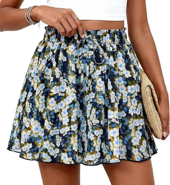 Shorts mit floralem Muster und hoher Taille im A-Linien-Schnitt mit Kordelzug-Bund in Marineblau, Hellblau und Creme-Tönen mit plissiertem Design.