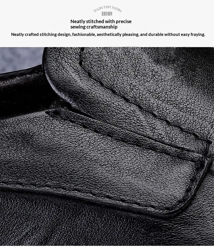 Portefeuille en cuir noir à surface texturée et coutures soigneusement réalisées, assorti de mocassins en cuir pour homme, style britannique, à enfiler.