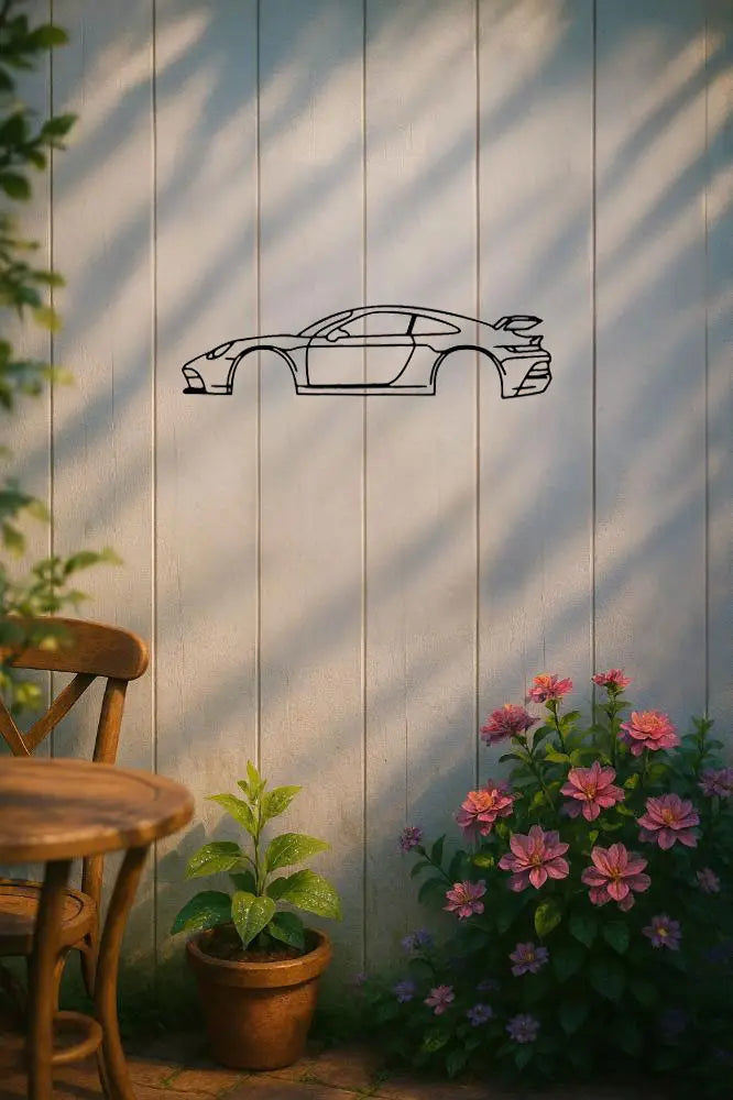 Schwarze Metallkontur einer Porsche 911 Sportwagen-Silhouette, an einer Holzwand als Metall-Wandkunst für Retro-Autos montiert.