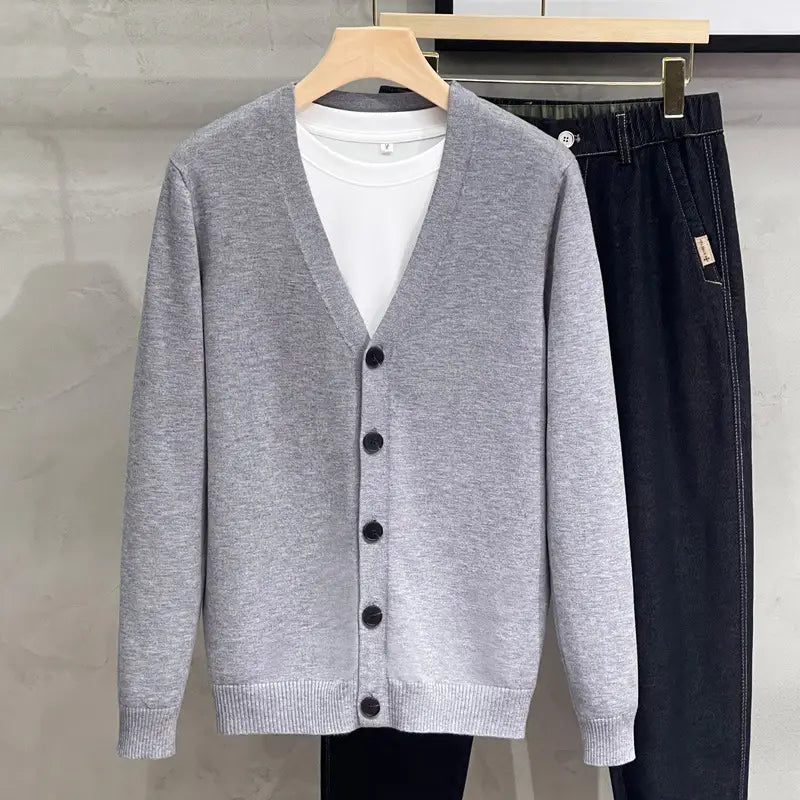 Herren-Strick-V-Neck-Cardigan-Sweater-Mantel in Grau mit schwarzen Knöpfen und gerippten Bündchen aus Strickstoff gefertigt.