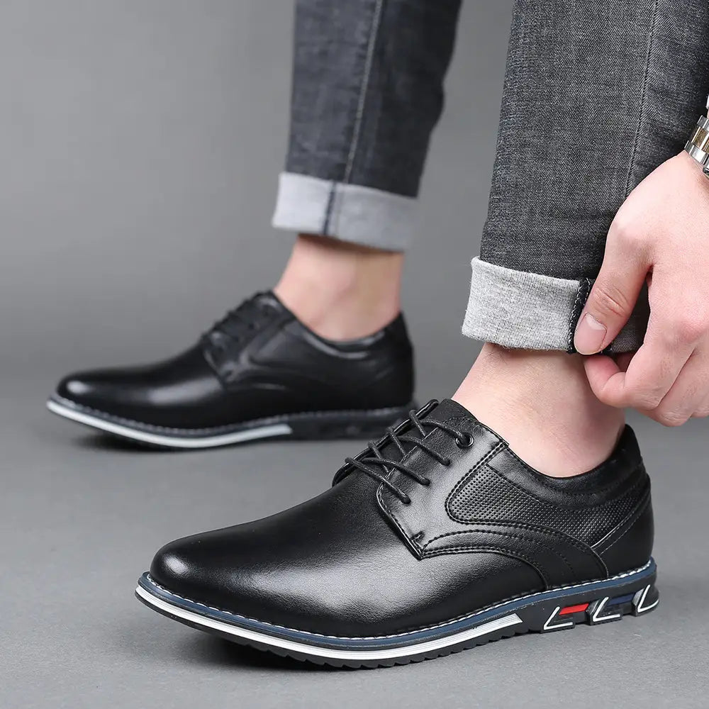Herren-Premium-PU-Leder-Schnürschuhe im eleganten Casual-Stil in Schwarz mit einem strukturierten Mesh-Einsatz an der Seite und einer weißen sowie blauen Gummisohle.