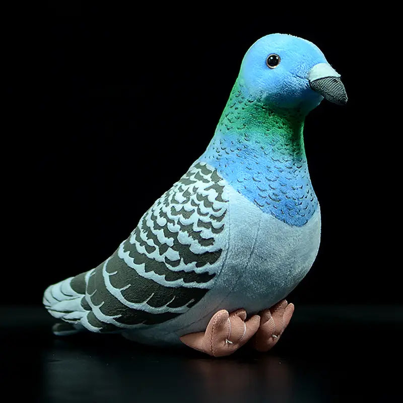 Une peluche de colombe de 19 cm présentant une tête bleue, un cou vert et des ailes à motifs gris et blancs réalisées dans une matière souple.