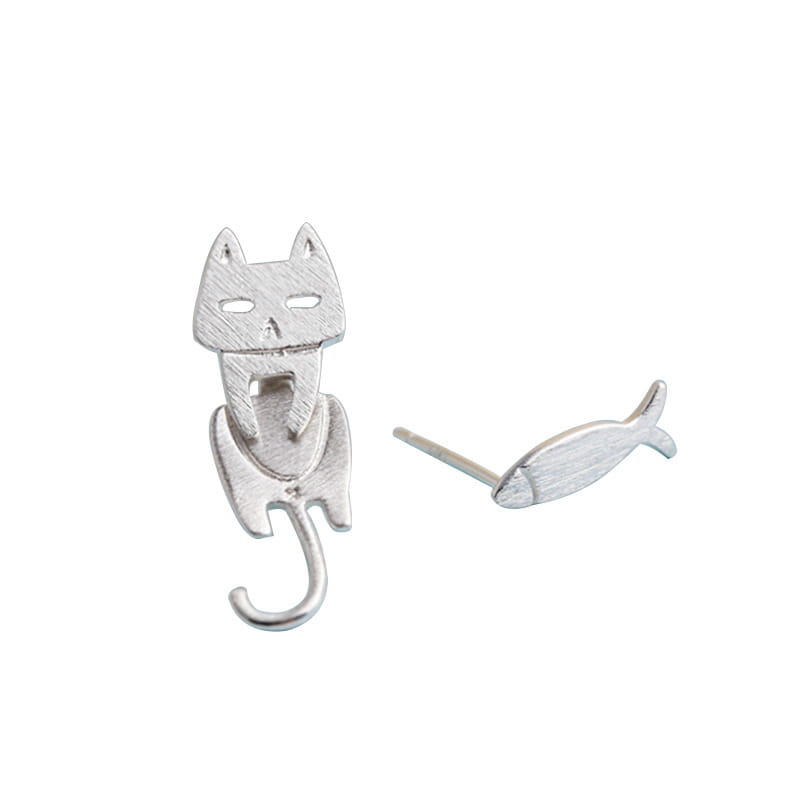 Silberner, katzenförmiger Stecker mit strukturierter matter Oberfläche aus 925er Sterlingsilber mit asymmetrischem Katzen- und Fisch-Minimaldesign.