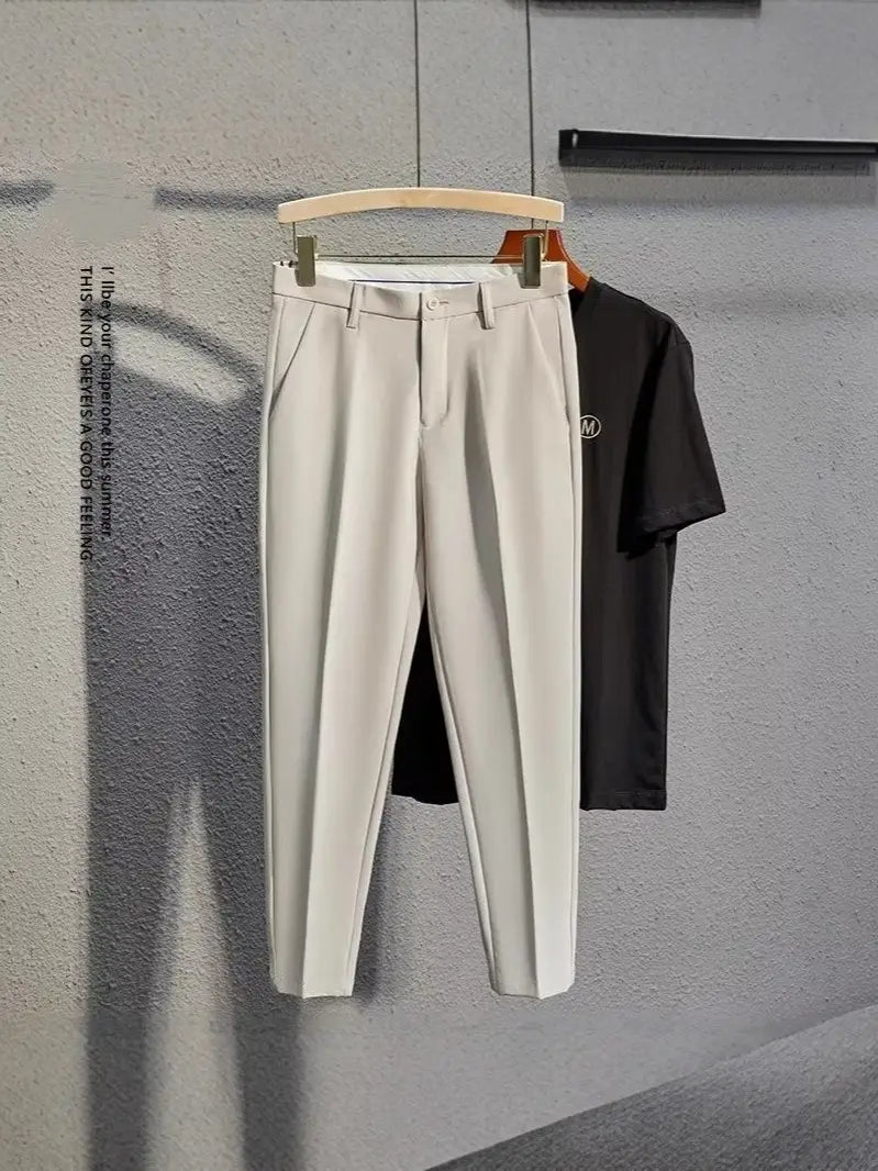 Herren-Slim-Fit-Anzughose in der Farbe Creme, mit einem eleganten, modernen Design und dezenten Bügelfalten.