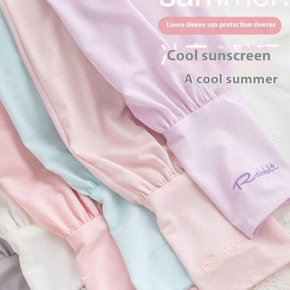 Eisseide-Sonnenschutz-Ärmelschützer in Pastellrosa und Hellblau mit lockerer Passform, elastischen Bündchen und einem dezenten, mit passendem Faden bestickten Hasen-Branding-Logo.