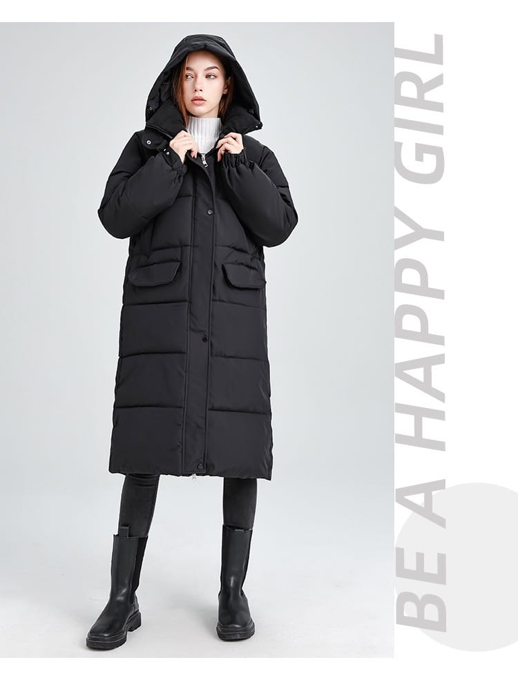 Manteau d’hiver matelassé noir à capuche pour femmes, longueur longue, poches avant et fermeture boutonnée, idéal pour les temps froids.
