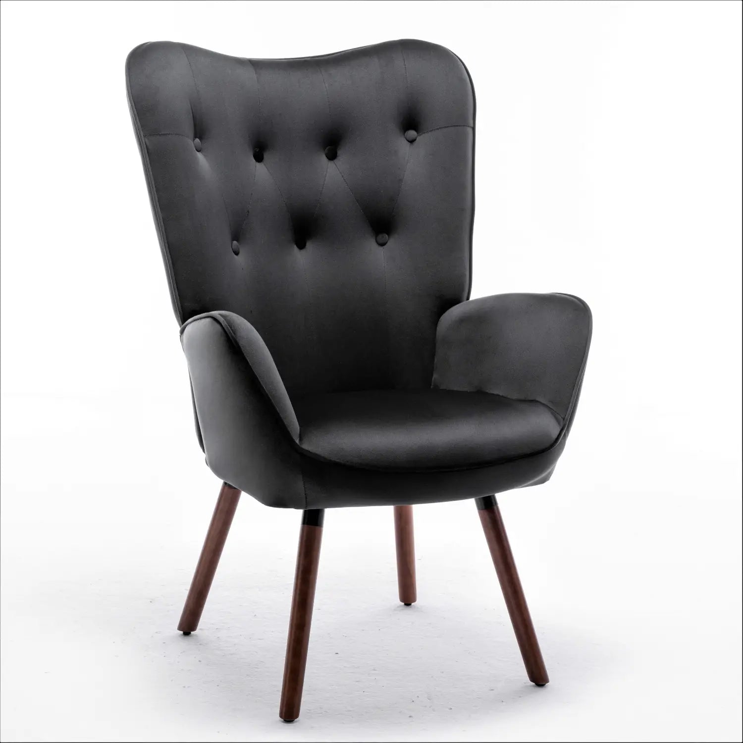 Silla de acento tipo wingback con terciopelo negro acolchado y con botones, con patas de madera, que presenta tapizado de cuero negro con botones y patas de madera.