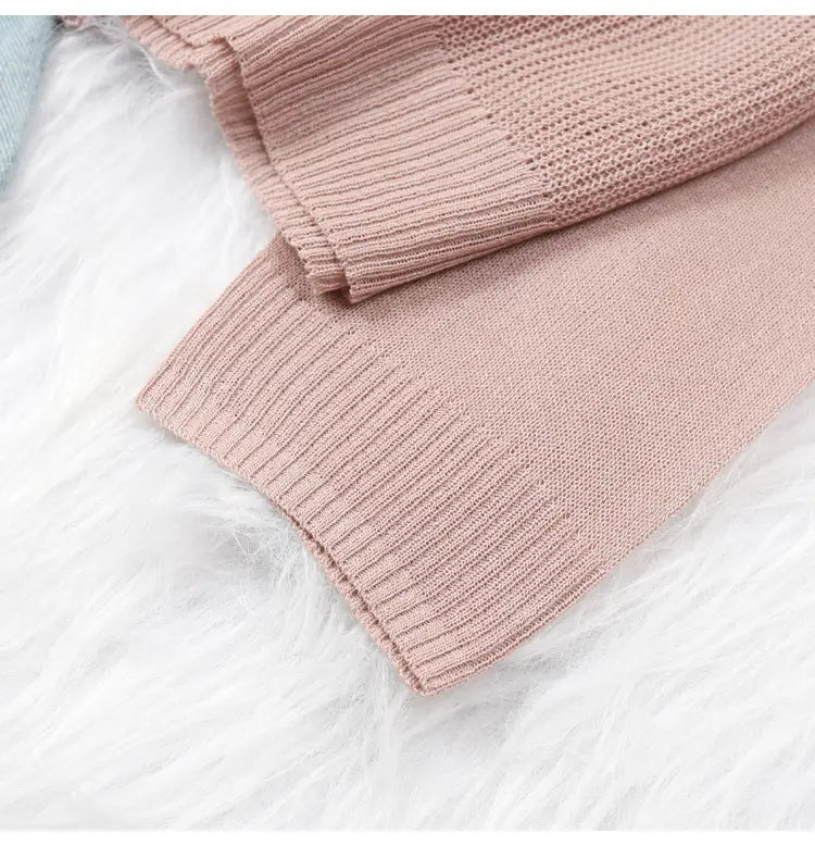 Ein weichrosa gestricktes Hoodie-Cardigan mit strukturierter Strickmusterung und gerippten Bündchen am Ärmel.