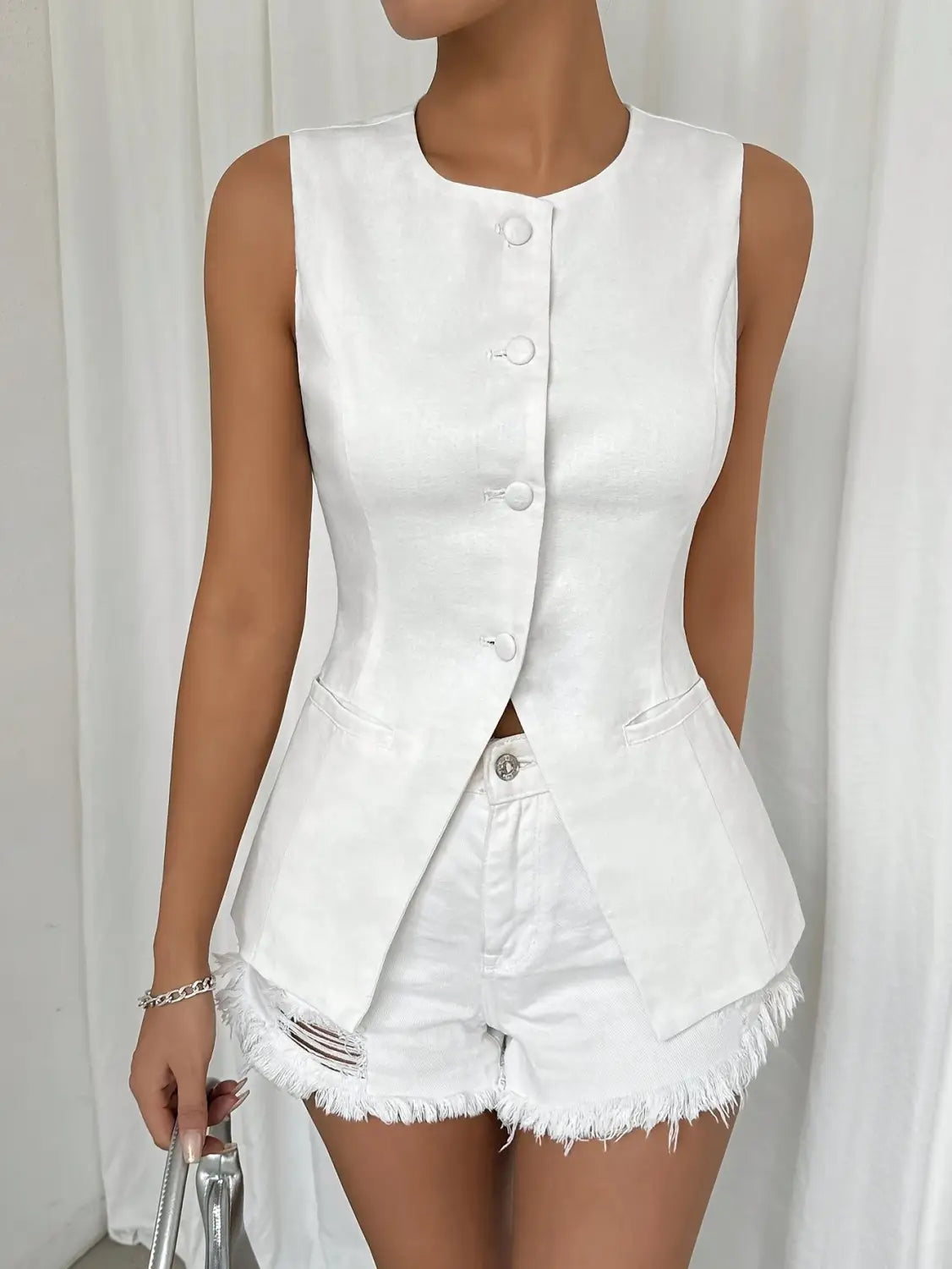 Gilet sans manches blanc avec fermeture boutonnée devant et ourlet peplum réalisé dans un tissu léger, idéal pour une tenue formelle et décontractée.