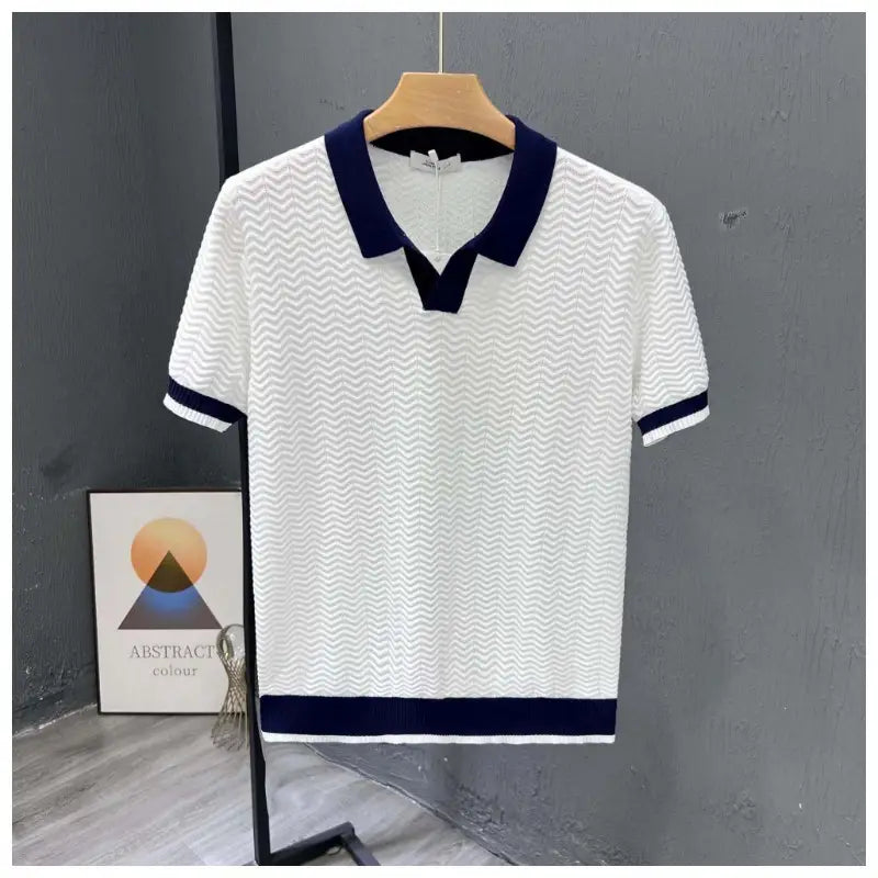 Pantalon de ville casual plissé pour hommes assorti à une chemise polo blanche à manches courtes, dotée d’un col bleu marine, de poignets de manche et d’un bandeau avec un motif de maille ondulée discret.
