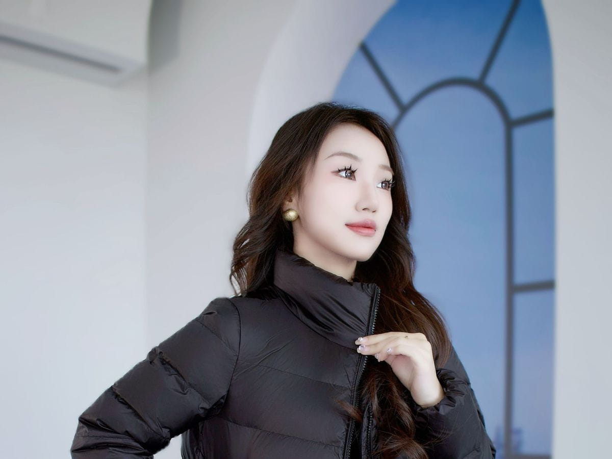 Schwarze kurze Steppjacke aus Daunen für Damen mit hohem Kragen und Reißverschlussverschluss, ideal für Winterbekleidung.