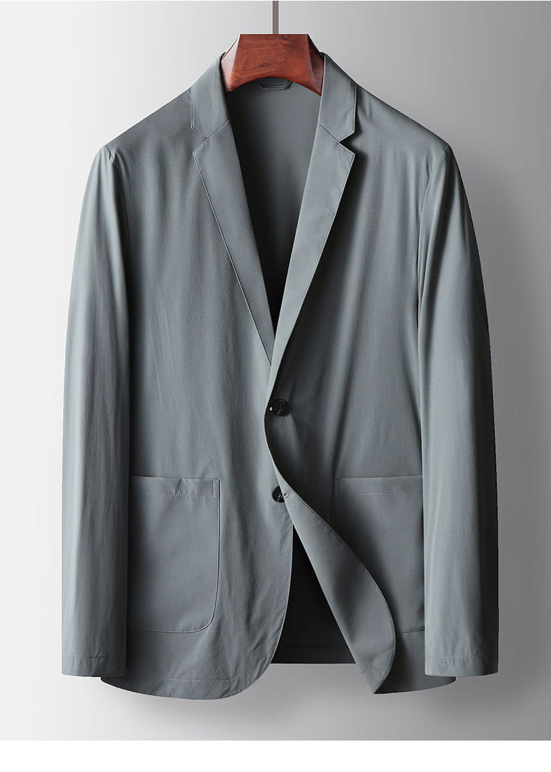 Eine elegante, hellgraue Herren-Leichtgewicht-Stretch-Anzugjacke gegen Falten mit einer Knopfverschlusslösung und zwei Fronttaschen.
