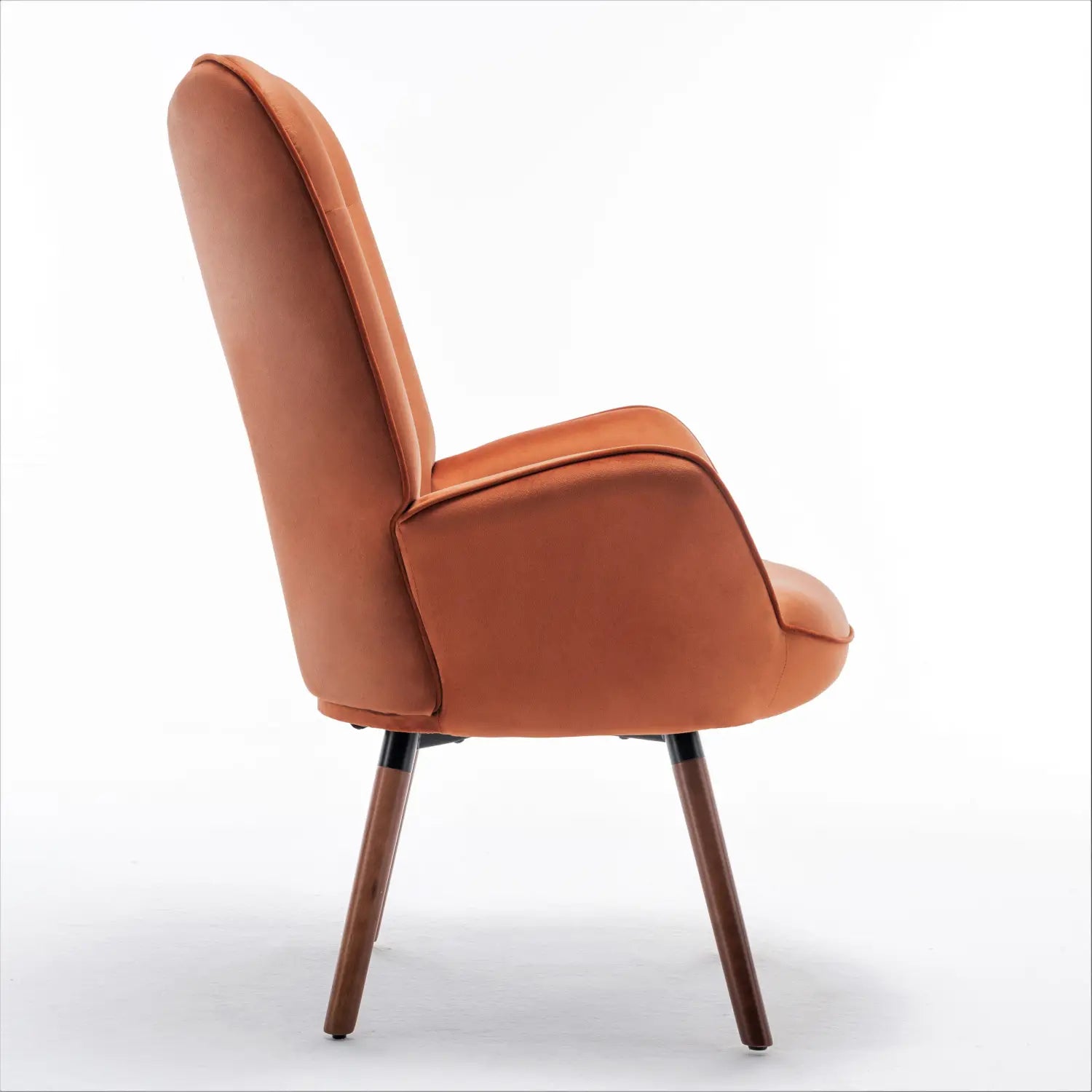 La silla de acento tipo wingback de estilo moderno de mediados de siglo en color naranja presenta un cálido tapizado de terciopelo color caramelo, con patas de madera cónicas y elegantes.